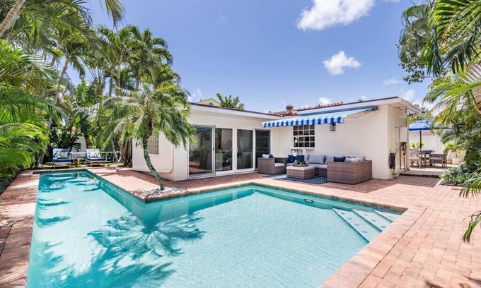 Southside House | The Pearl - Heated Pool + Ping Pong