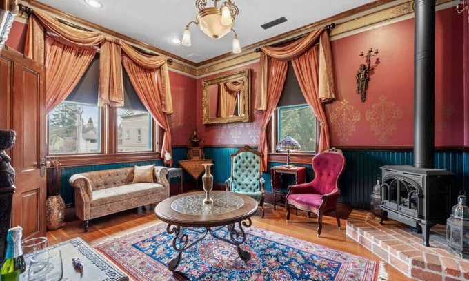 Historic Railroad District Hotel | The Peerless Hotel | Anniversary Suite #3 | Twin Soaking Tubs | Historic District