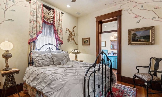 Historic Railroad District Hotel | The Peerless Hotel | Signature Room #6 | Clawfoot Tub