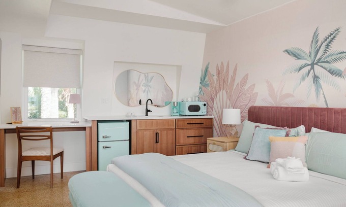 Vilano Beach Hotel | The Pelican King Studio -5 min walk to beach!