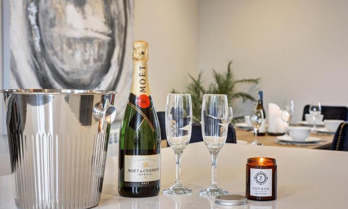 Ripon Apartment | The Penthouse - Allocated Parking with City Views