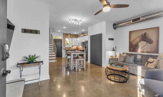 Cleveland Park House | The Perfect Nashville Getaway, Rooftop Deck, Sleeps 6, minutes from downtown!