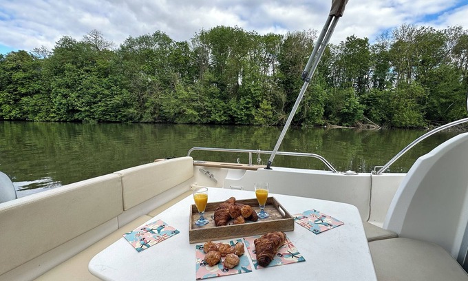 Cergy Boat Rental | The perfect night in PORT CERGY by boat!