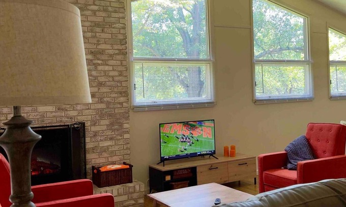 Utica House | The perfect place to Land.Fall Promo: Long Weekends 3-4days.