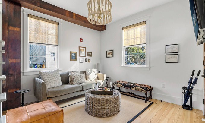 Cannonborough Elliotborough Apartment | The Petite Helene!