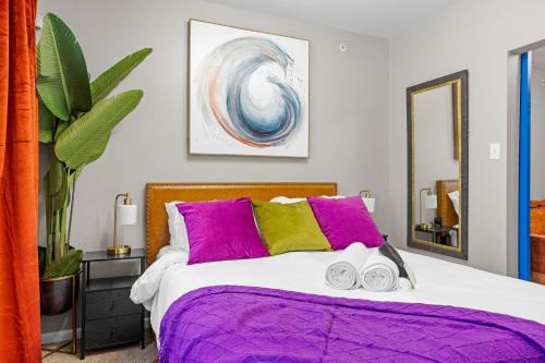 East Parkside Apartment | The Philly Zoo Queen Retreat with Fireplace - Parking Available