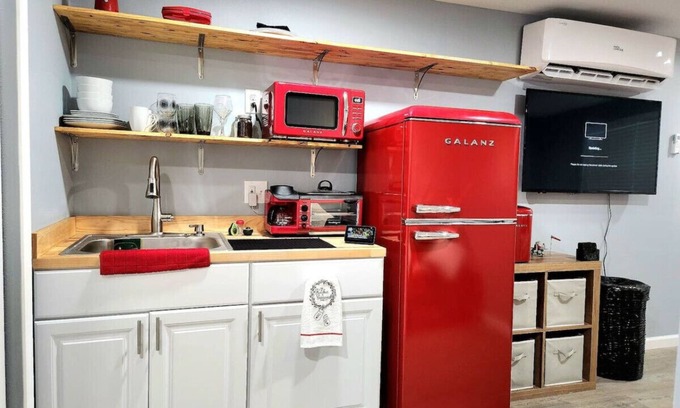 Parker Apartment | The Pilot's Den a Complete Retro Studio