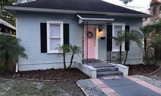 Sanford Cottage | The Pink Door Cottage-Historic Sanford