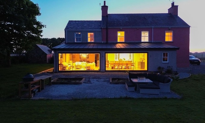 Llanfairpwllgwyngyll Apartment | The Pink House - A stunning family home with spectacular views of Snowodnia