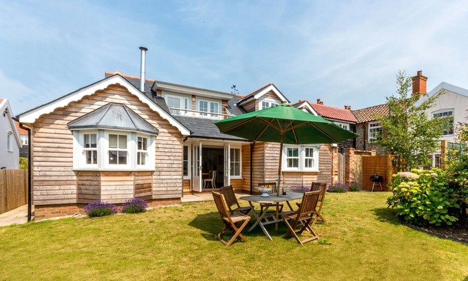 Thorpeness Apartment | The Pink House, Thorpeness - sleeps 8 guests in 4 bedrooms