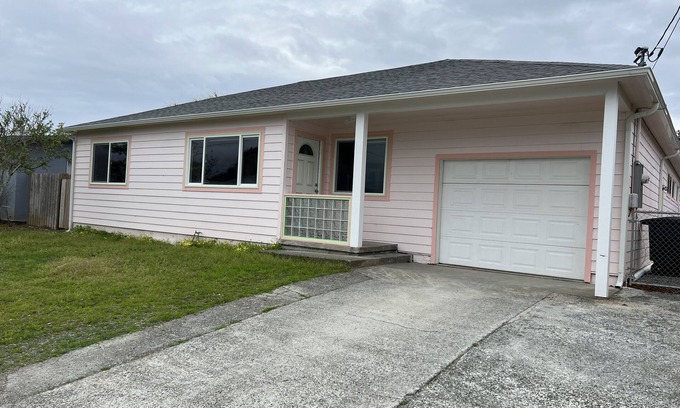 Crescent City House | THE PINK PALACE. 4 BR/3 BA OCEAN VIEW HOME