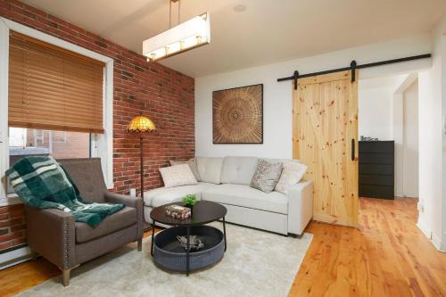 Plateau Mont Royal Apartment | The Plateau Twin - Perfect Group Stay