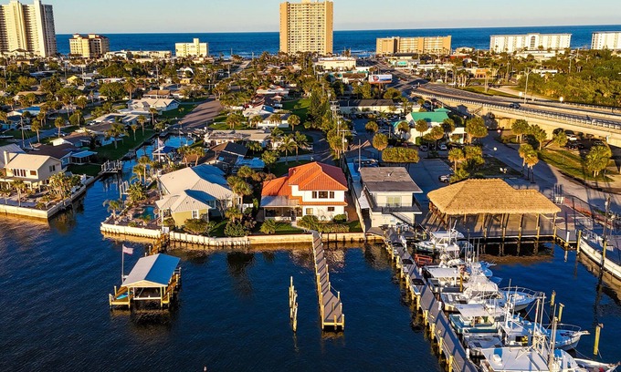 Port Orange House | The PLAYFUL PELICAN on Florida's Intercostal Waterway: Beach a few blocks away