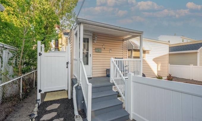 Wildwood Cottage | The Postal Cottage 2BR/1BA Wildwood 2 Blocks to Beach and Boards