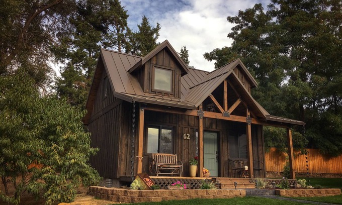 College Place Cottage | The Potter's Retreat Cottage with Two Queen Beds