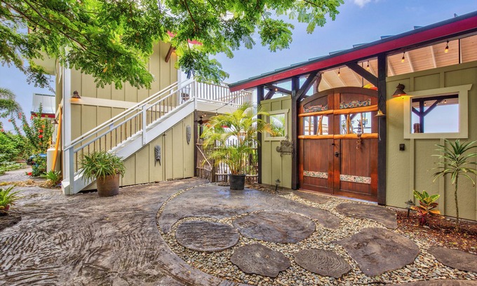 Kailua-Kona House | The “Promise Tree” is a great family gathering place in Kailua Kona!
