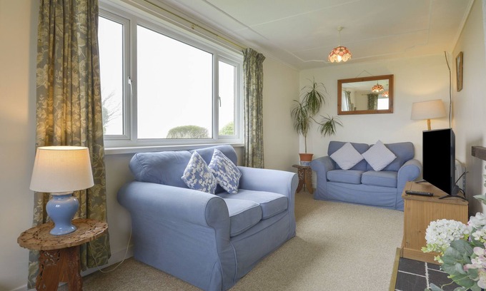 Lower Boscaswell Cottage | THE QUILLET, character holiday cottage, with a garden in Pendeen