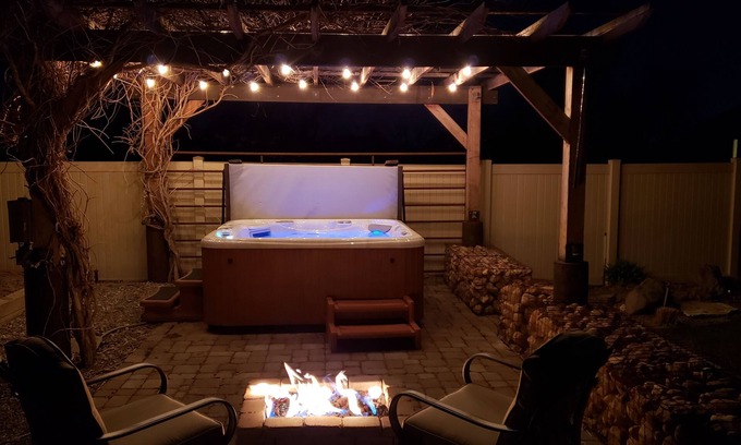 Lindon House | The Ranch House Sleeps 20, Bikes, Hot Tub