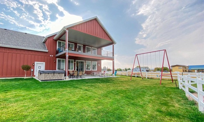Garden City House | The Red Farmhouse- Hot tub and Swings! Sleeps 37