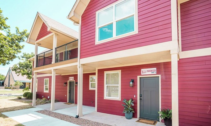 Norman House | The Red House - Sooner Side - CLOSEST you can get to Stadium and Greek Row