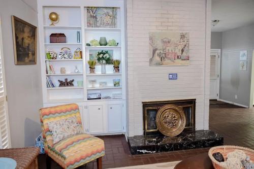 Montgomery House | The Regal Courtyard Retreat 5 Min to ASU