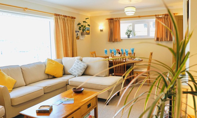 Exmouth House | The Retreat Exmouth.Spacious and well equipped 3 bedroom house.