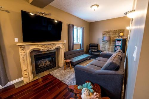 Drumheller Apartment | The River Blossom Suite - Downtown