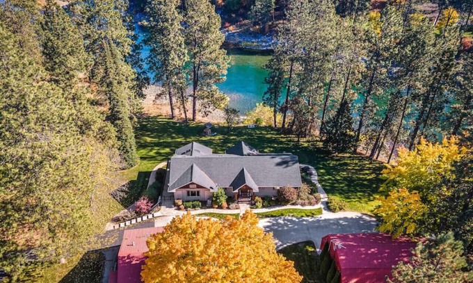 Post Falls House | The River House - Kayaks Included!