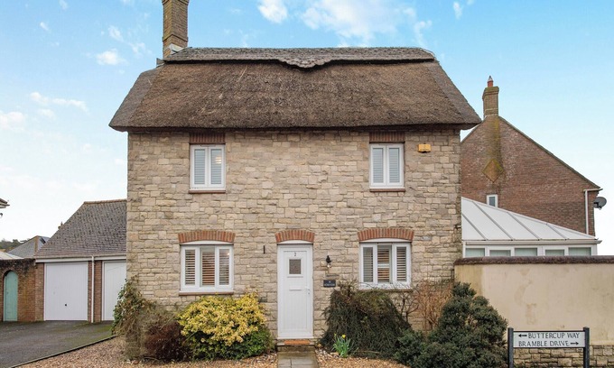 Bridport Cottage | The Roddy House is a charming three-bedroom thatched cottage in West Bay.