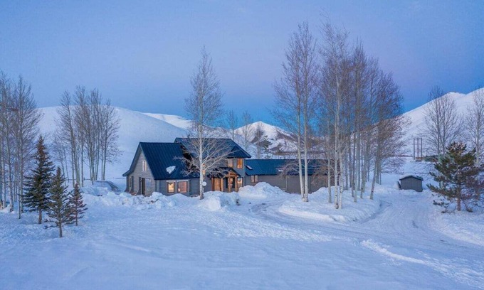 Hailey Cabin | The Rodeo Cabin on 5 Acres | Hot Tub, Peloton Bike, and Pet-Friendly!