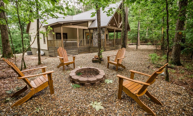 Broken Bow Cabin | The Roosevelt- Perfect for all! Hot Tub, Free WiFi, FREE Firewood!