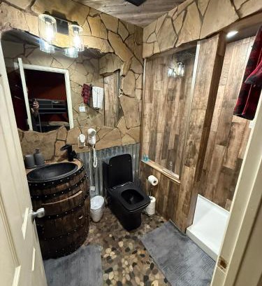 Lakehills Hotel | The Roost Cabins