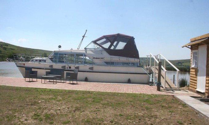 Mawr Boat Rental | The Rose - 37ft Lakeside Yacht with Hot Tub