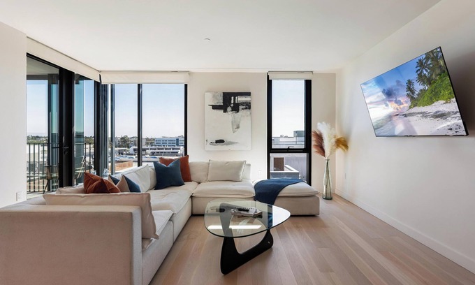 Pico Apartment | The Rose Quartz Luxe Condo Rooftop Pool & Sauna Steps to 3rd Street Promenade