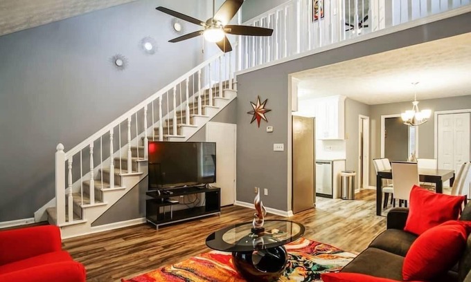 Conyers House | The Rosewood Townhouse - 10 mins to horse park!