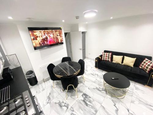Townfield House | THE ROYAL BOUTIQUE MAYFAIR LODGE bY LONDON , SLEEP 8