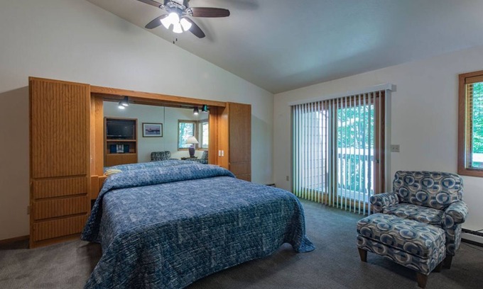 Baileys Harbor Condo | The Rushes 2BR Condo with Indoor Pool, Sauna, & Lakefront View