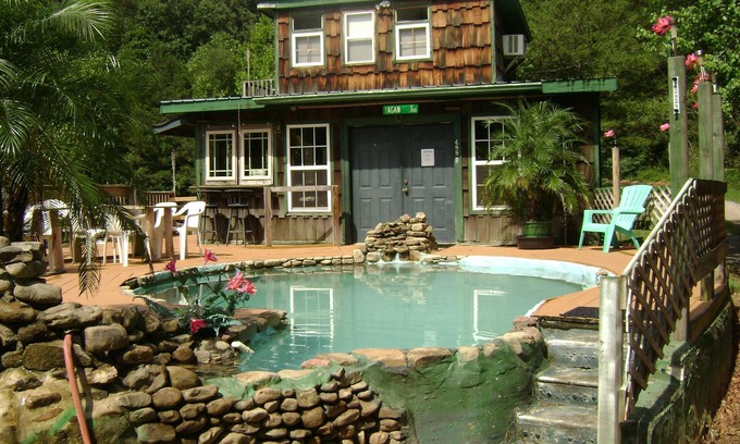 Wildwood Cabin | THE RUSTIC WATERING HOLE" 20 min to Chattanooga