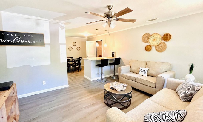 Athens House | The Sanford house/East Athens! 10 mins to town! PETS! Weekly discounts! MASTER!