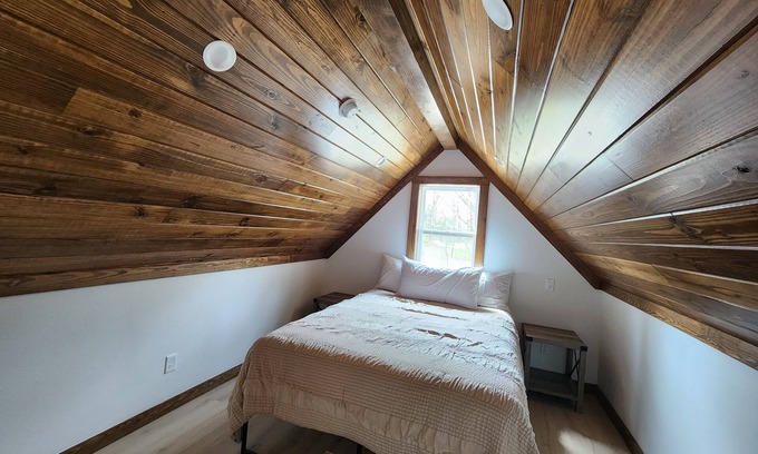 Hot Springs Cabin | The Screeching Owl: Cabins at Northwoods minutes from hiking, biking and more.