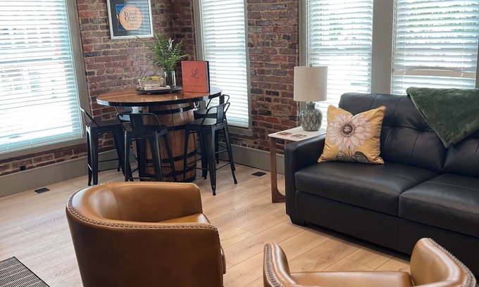 Bardstown Apartment | THE SEEKA SUITEnNEWLY RENOVATED! COZY & MODERN APARTMENT RIGHT ON COURT SQUARE!n