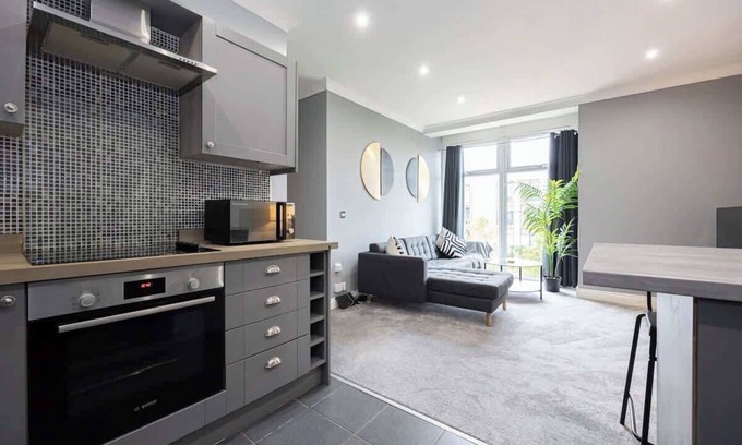 Wythenshawe Apartment | The Sharston- Free Parking - Close To Airport