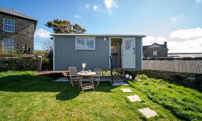 Chysauster Apartment | The Shepherd's Hut - On-Site Parking - Outside Area