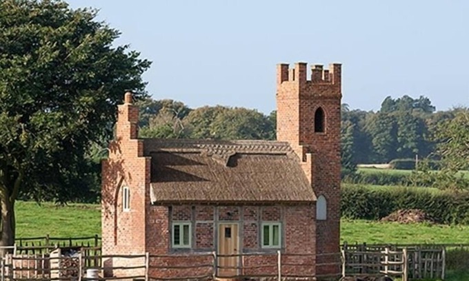 Sugnall House | THE SHOOTING FOLLY, romantic, with hot tub in Cheswardine