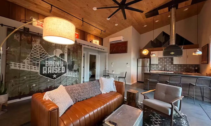 Spokane House | The Shop on Cherry-private hot tub! 8 minutes to downtown in semi-rural area