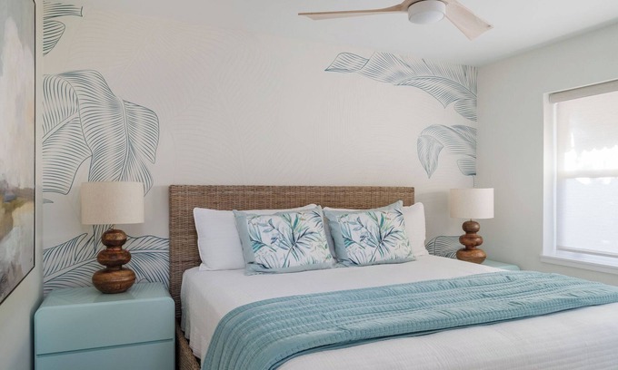 Vilano Beach Hotel | The Shoreline Apartment-Full Kitchen-5 min walk to beach!