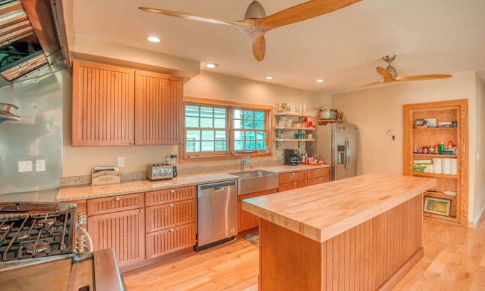 Bartlett House | The Shrine-Charming 4-bedroom house in Bartlett with AC, WiFi - 9 Beds