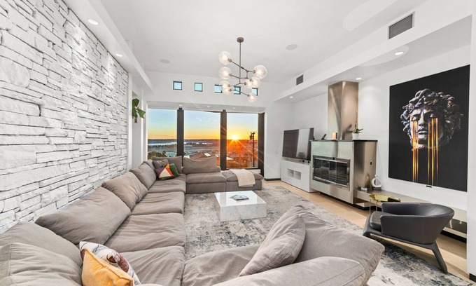 Middletown House | THE SKYLIGHT HOUSE