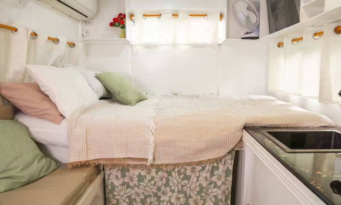 Catangnan Apartment | The Sleepney Room - Unique Converted Jeepney House