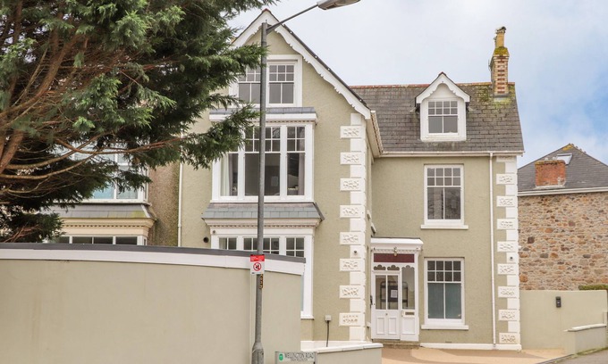 Camborne Cottage | THE SNUG, romantic, with hot tub in Camborne